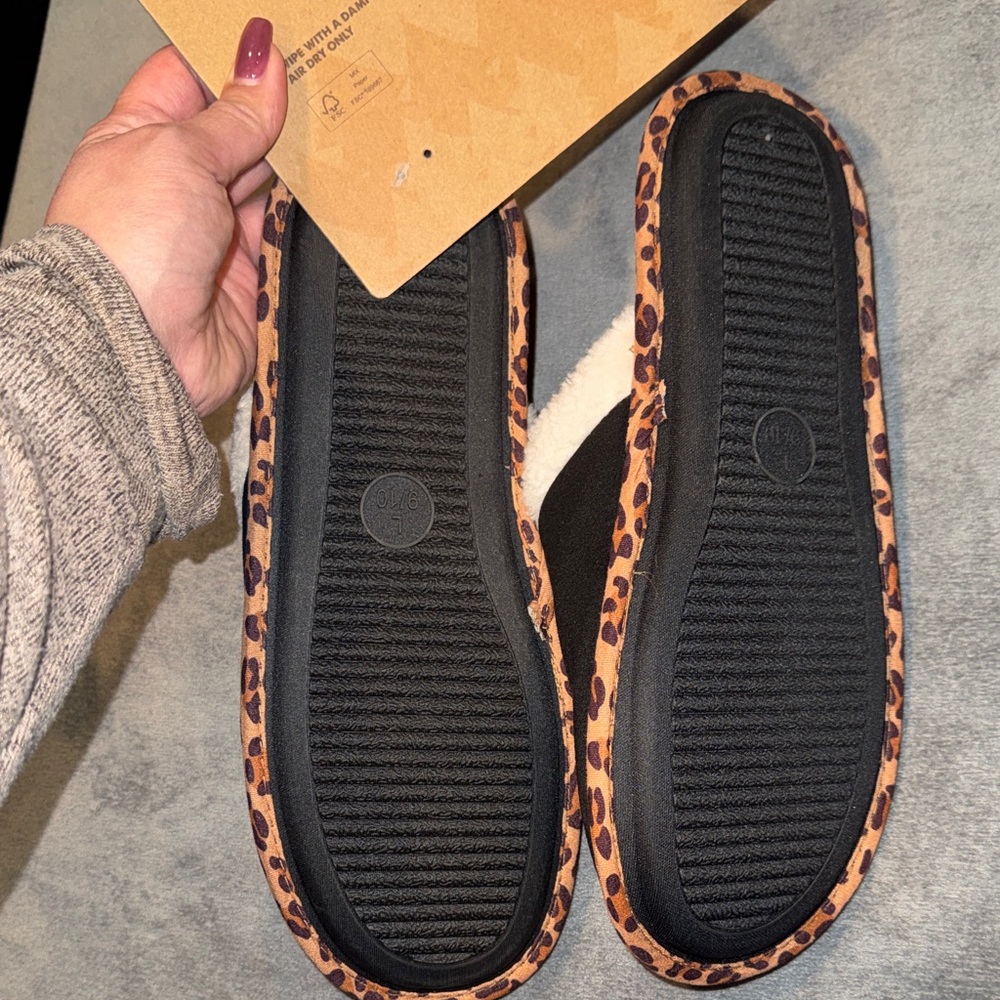 Dakota Fleece- NWT Leopard Trim Pumpkin Spice Gnome Slippers Size 9/10 - Picture 6 of 12